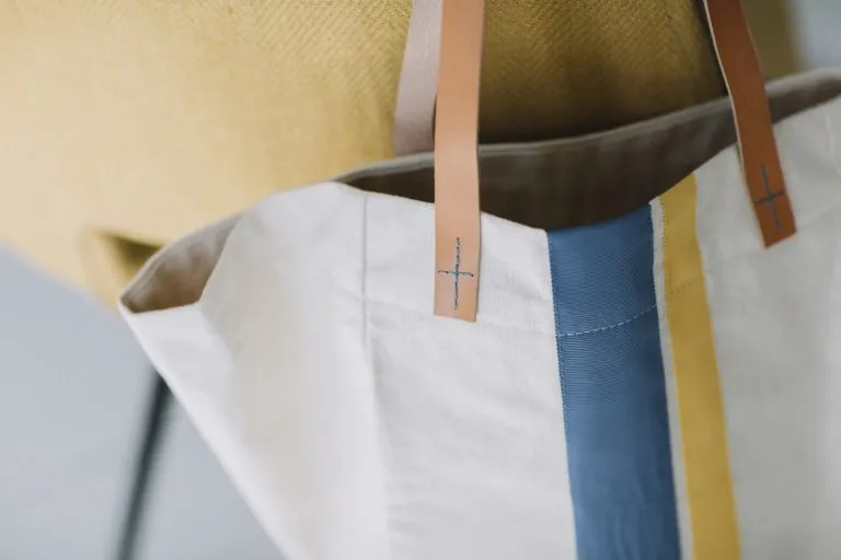 Bolso de loneta con cintas de gros grain amarillo y celeste Puerto